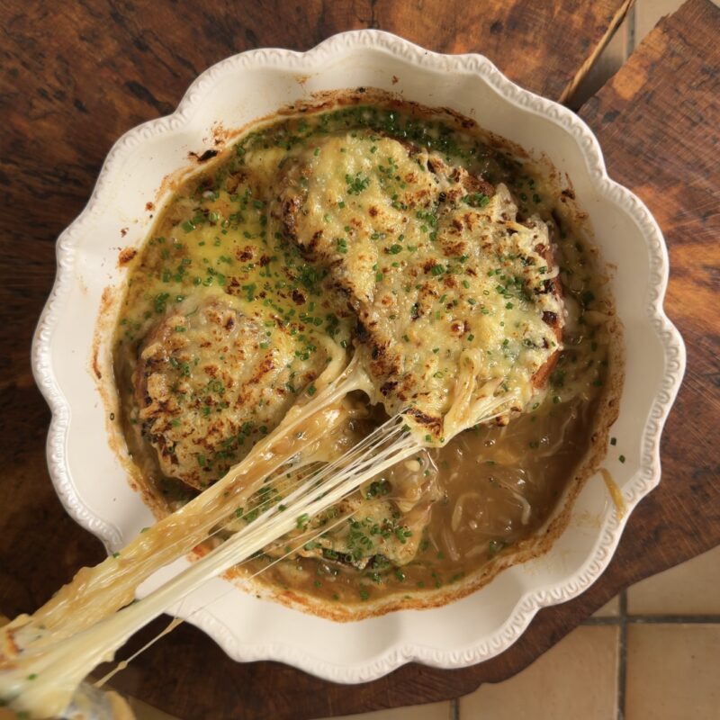 Soupe à l’échalote aux quatre fromages, persil ciselé, fromage qui file