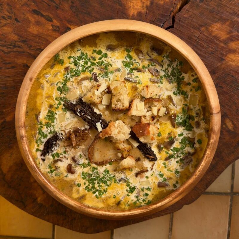 Soupe aux trois champignons, poêlée de cèpes et morilles et croûtons au parmesan